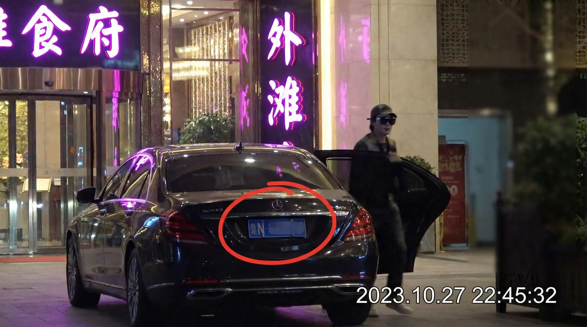 akgk701国产 - 豪车餐厅外被拍